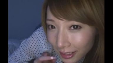 ヒトミが隣で寝てるのにこんなに大きくして！寝込みを襲って手コキにフェラをして口内射精でゴックンしています。のthumbnail