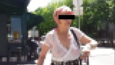 ガチでババァですが透け透けの服を着ておっぱいが見えているのに街中を歩くｗｗｗのthumbnail