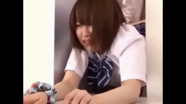エレベーターに挟まったのをいいことに犯されてしまうJKのthumbnail