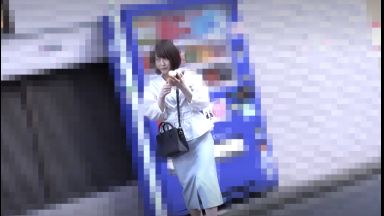 『もうムリ…外なのにっ!』秘密の玩具を中に入れたまま街中を散歩…快感に溺れた少女が男性宅で濃厚中出しのthumbnail