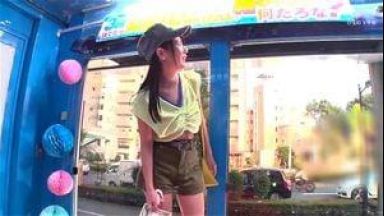 夏の露出度高めパリピギャルに「箱の中身はなんだろな？で3回当てたら賞金10万」とこっそり勃起したデカチンを握らされて…のthumbnail