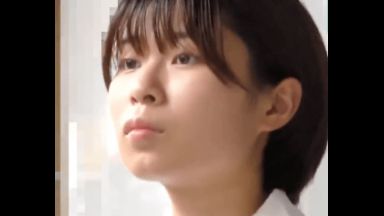 ショートカットの美少女JKが電車の中でイタズラされ、そのままホテル直行ハメ撮り。パイパンマンコが赤く染まる！のthumbnail