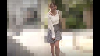 【野外羞恥】リモコンバイブを仕込まれた巨乳美少女が街中でガクガク震え「ストップ…」と懇願！このエロい表情が最高に興奮するのthumbnail