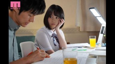 僕の初めての彼女りっちゃん家庭教師で遊び人な大学生と部屋で二人きりに…「先生…そこ…んぁ！気持ちいい！」のthumbnail