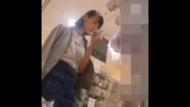 《JC風女子・生下着盗撮》買物に夢中な少女のスカートの中を逆さ撮りのthumbnail