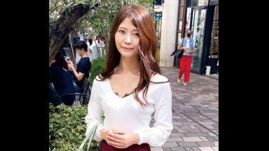 ３２歳だという昼下がりの三軒茶屋で見つけた元CAだとおっしゃるスタイル抜群の美人奥さまがとびきりスケベな淫乱メス犬に豹変！浮気はダメだと分かっていながらもイヤらしいTバックパンティが喰い込んだムレムレの股間にハイパワー電マをビタ当てされて激しく興奮したドスケベ人妻の淫らな姿を見逃すな！のthumbnail