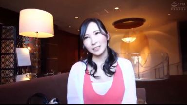 【セレブ妻ナンパ】「グイグイの肉食系っぽい人が好き♡」お上品なGカップ人妻は実はドスケベなパイパン好きモノ妻のthumbnail