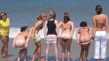 いろんな女性が生のお尻をぺろんと出してしまうｗｗｗのthumbnail