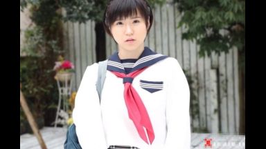 杉本ゆいな 教室で恥ずかしながらも制服を脱いで手ブラのthumbnail