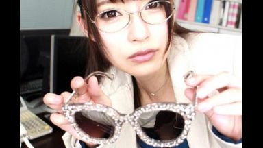 【3DVR】気持ちよくなりたいっ！不思議なメガネをかけたら突然目の前に、地味だった社長秘書がフロントジッパー水着で誘惑のthumbnail