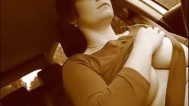 爆乳熟女が車を運転しながら巨乳を出していきます！！のthumbnail