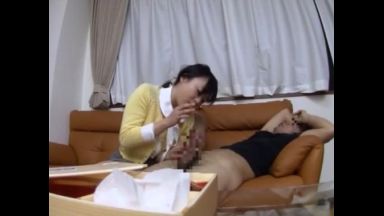 突然全く知らない男が勃起したチ●コを見せつけてきたら、どんな反応をするのか！？スタッフが実検。のthumbnail