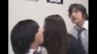 制服の女の子を間にはさみスカートを上げてお尻を触り2人の男の物を手コキしてフェラをしています。のthumbnail