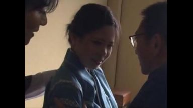 【ヘンリー塚本】新しく入った旅館の若い女中を旅館の息子と板長が分け合う♥のthumbnail