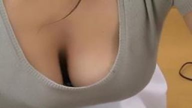 爆乳おっぱいの谷間とパンチラがエロすぎなハウスキーパー！興奮したお客さんとご奉仕セックスのthumbnail