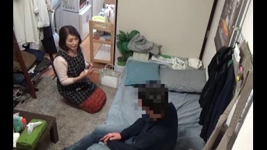 ☆人妻ナンパ☆　５０歳だという浮気なんて一度もシタことない家庭的な笑顔がステキな完熟人妻がとびきりスケベな淫乱メス犬に豹変！旦那が仕事に精を出す平日の昼下がり濃厚な熟女臭があふれ出すヌルヌルのご無沙汰マ●コを息子世代の若い男の子に虐め抜かれて完全発情したドスケベ人妻の淫らな姿を見逃すな！のthumbnail