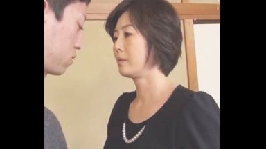 ！Maternal incestcreampie「Momが抱いてあげるから元気出しなさい！」Momは息子にnakadashiさせて欲求不満も一緒に解消のthumbnail