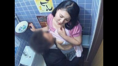 『店員さん来たら…』40代美魔女人妻を相席居酒屋でGET！居酒屋トイレでエロおっぱい味わいお持ち帰りする姿を盗撮隠し撮り！のthumbnail