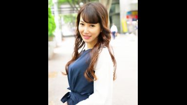 ☆人妻ナンパ☆　３５歳だという結婚はしてるが子供はまだいないとおっしゃるスタイル抜群の美人奥さまがとびきりスケベな淫乱メス犬に豹変！浮気はダメだと分かっていながらも昼下がりの繁華街で突然声を掛けてきた名前も知らないナンパ師に濡れたぎる雌穴を虐め抜かれて激しく興奮した人妻の淫らな姿を見逃すな！のthumbnail