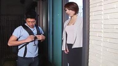 夜中に訪ねてきた息子の幼馴染！憧れの巨乳熟女に興奮してギンギンのちんぽをパイズリのthumbnail