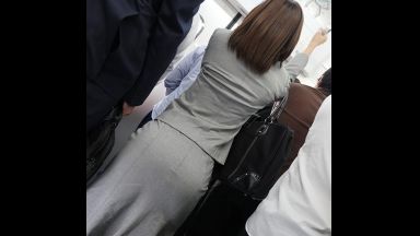 満員電車でピタパンスカート捲られて片足上げてチンポ挿入するOL…お掃除フェラで溢れた精子でザーメンまみれで生パンツ咥えさせられて…のthumbnail