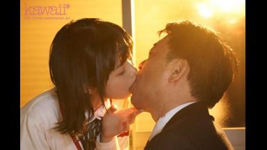 【日向なつ】美少女JKは唾液を交えて中年教師を誘惑しまくりベロベロ舐めしゃぶり！のthumbnail