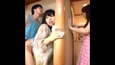 【寝取られた義母】○○さん、いけないわ！嫁の側で掃除をしながら義母に襲いかかりオマンコに流し込む婿！のthumbnail