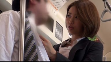 【痴女・逆痴漢】電車内で男に狙いを定めて・・パンチラで誘惑、フル勃起をしゃぶってハメさせ口内射精セックス！のthumbnail