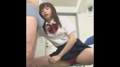 先生のちんこをもて遊んで手で処理してくれる制服JKのthumbnail