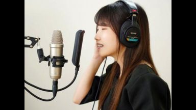 【楠有栖】マイクをチ○ポに持ち替え、自慢の喘ぎ声で男たちを興奮させる！自慢の手コキ、フェラ、素股で男を連続昇天させる！のthumbnail