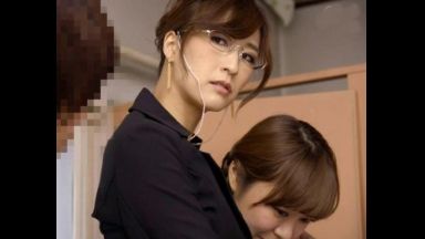 【レイプ】いつもは怖いPTA会長のママも学生に囲まれてたくさんのチ〇ポをハメられて肉便器にｗｗドＭ状態のお母さまとの禁断プレイのthumbnail