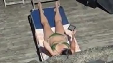 隣の家のお姉さんがビキニで日光浴していたから盗撮してやったｗｗｗのthumbnail