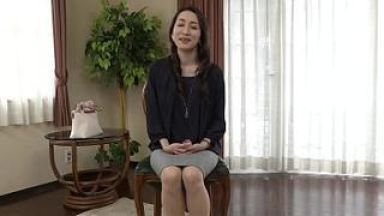 （笛木さとみ）清楚な美魔女 AV初撮りで久しぶりのSEXを若い男と満喫して乱れることになるのthumbnail