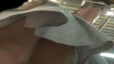 【盗撮】街行く女子のスカートの中身が見たい一心で盗撮師が決死の盗撮をした結果！のthumbnail