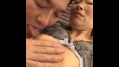 【汝鳥すみか】社内で熟女ＯＬが上司を誘惑！パンチラで発情した上司、グロマンコを弄び顔射フィニッシュのthumbnail