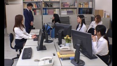 ♥「ここは女だけの職場だから…♥」女を教え込まれる新入社員の僕…だれもいない残業時間で性教育されちゃうのthumbnail