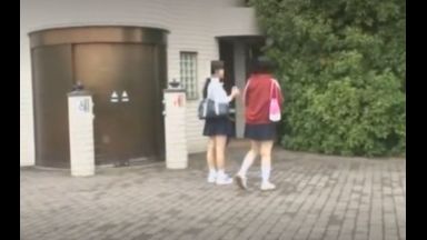 【凌辱】遠足にきた巨乳少女は公衆トイレで変態オヤジの毒牙にかかる！デカ乳輪美少女がレイプされる衝撃映像のthumbnail