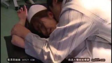 ナースを診察室に連れ込みバックから嵌めて診察台に寝かせて正常位で嵌めて激しく突き入れています。のthumbnail
