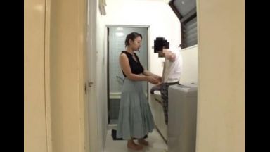 ☆熟女☆「自分のお洋服脱げる?」女社長の元にやってきたませガキ。風呂に入ることになり･･･「オッパイ触りたいな･･･」のthumbnail