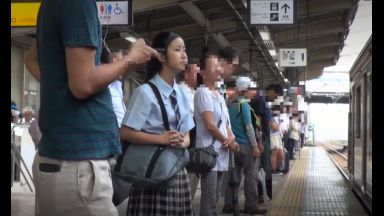 【痴漢×女子高生】満員電車の中でガチイキ！周りの男たちも便乗し、ＪＫの体をむさぼりつくす！！のthumbnail