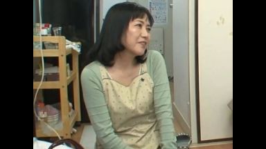 【熟女】おばさんレンタルで呼んだ50代美魔女美女人妻を盗撮隠し撮り！手相を見るとベッドに誘いなし崩しにエロ不倫セックス！のthumbnail