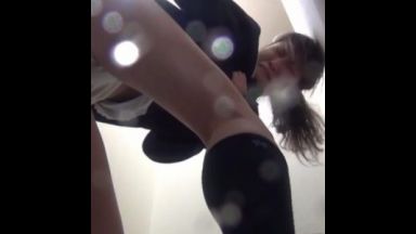 おしっこ中のJKにいたずら 最中なので何もできず・・・のthumbnail