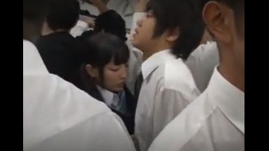 【電車×痴漢】満員で身動きの取れない車内でロリJKに勃起チ●ポを押し当てる男! 嫌なのに無理やり脱がされ犯されてしまう♡のthumbnail