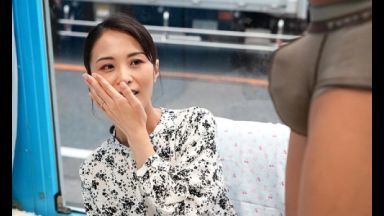 ３５歳だというとても二人の子供がいるママさんには見えないスレンダースタイルの美人奥さまがとびきりスケベな淫乱メス犬に豹変！子作りに不安を持つ既婚男性の相談に乗って欲しいと持ち掛けられて乗車したマジックミラー号で規格外の極太チ●ポを見せつけられてソノ気になった人妻の淫らな姿を見逃すな！のthumbnail