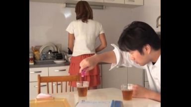 ♪媚薬♪『ゴメンね、あの子居ないのよ･･･』美人な友人の母親にクスリを盛って･･･しばし効果が出るまで待つ。のthumbnail