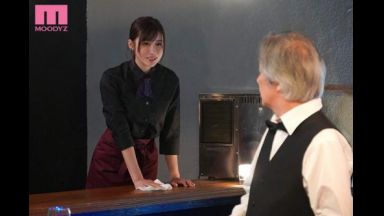 【藤森里穂】男を狂わせ惚れさせるナイスバディの魔性の女がバイト先の白髪店長に恋をするのthumbnail