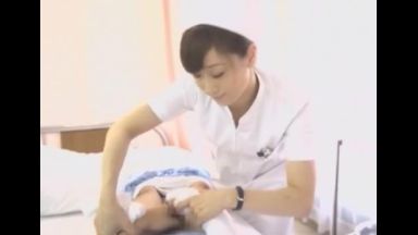 ナースがパンツを脱がせて恥ずかしがる手を退けて拭いてくれています。のthumbnail
