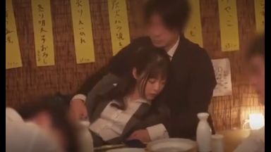 【寝取られ】飲み会で酔い潰れたOLがセクハラ上司に持ち帰られて絶倫チンポで浮気アクメ！スーツ着たまま手マンイラマチオ責め！のthumbnail