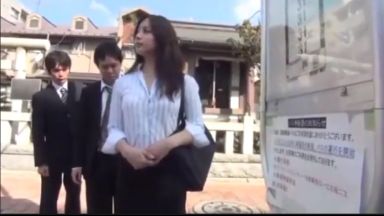 【熟女】こんなタイトスカート履かれたら触りたくなっちゃうでしょ。パンチラもエロいな。【痴漢】のthumbnail