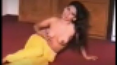 インド系の女性がトップレスになって踊り狂うｗｗｗのthumbnail